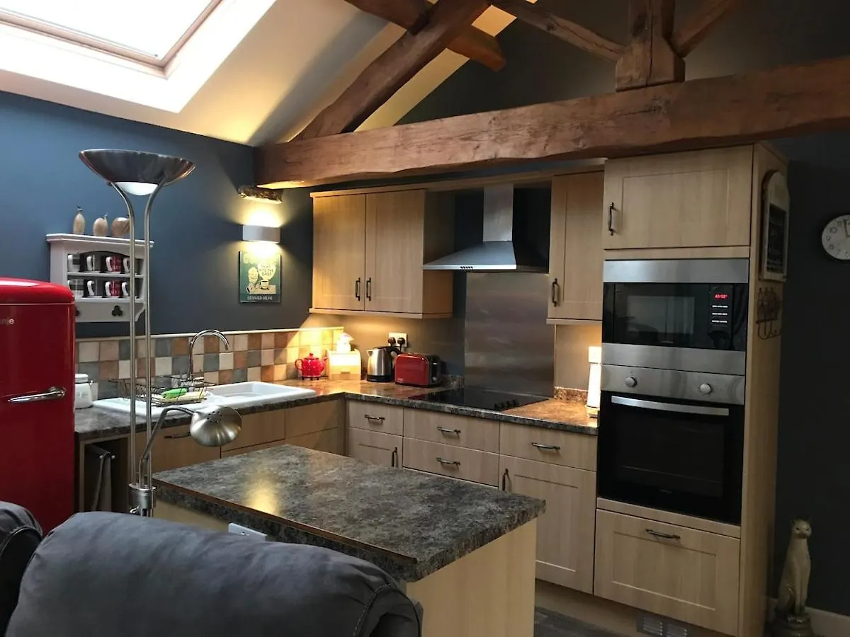The Granary With Hot Tub - 2 Miles From Skipton Carleton