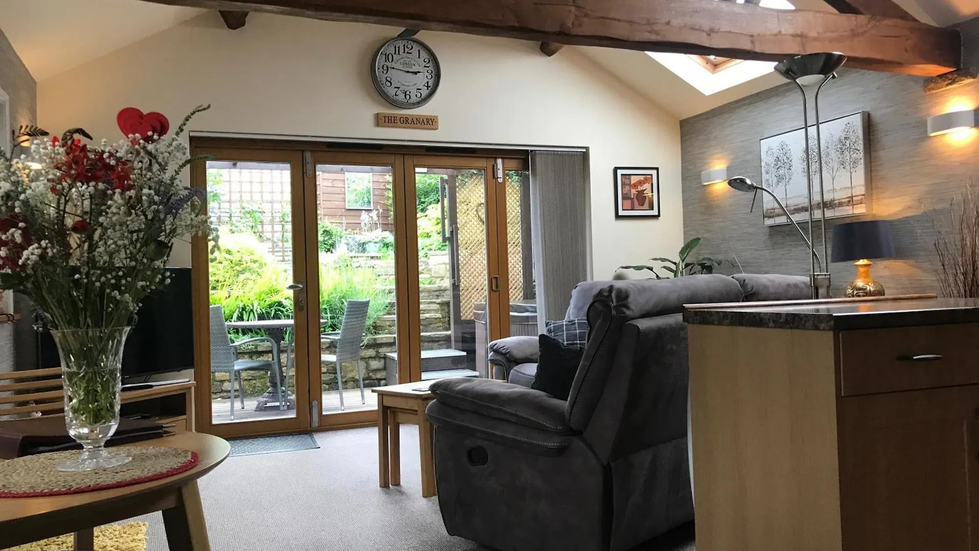 The Granary With Hot Tub - 2 Miles From Skipton Carleton